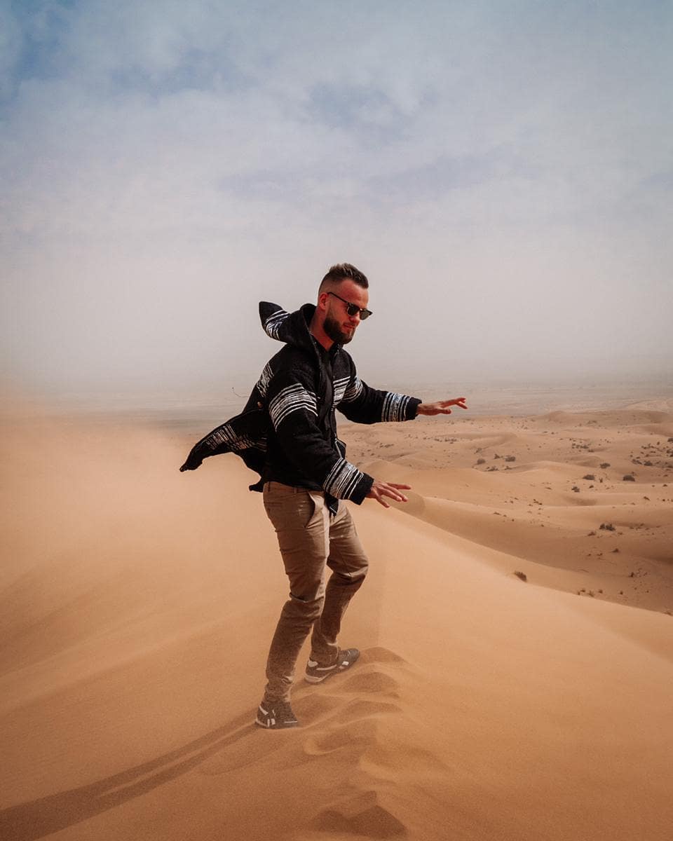 Arnaud Bruckler en équilibre sur une crête de dune, dans le désert marocain