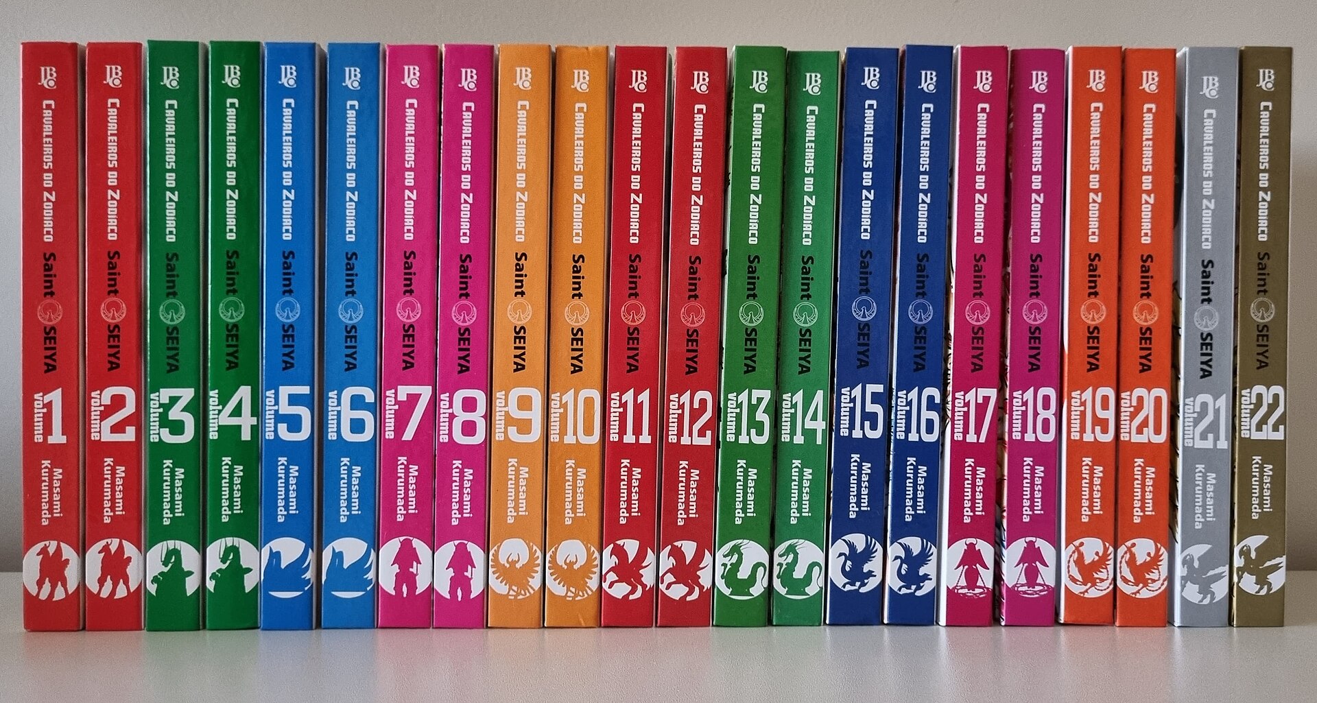 Vingt-deux volumes de manga alignés sur une étagère, tranches numérotées de 1 à 22